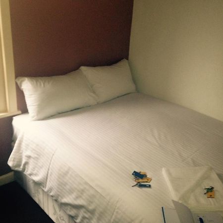 Peek-A-Booze - Budget Hotel - Adults Only 黑潭 外观 照片