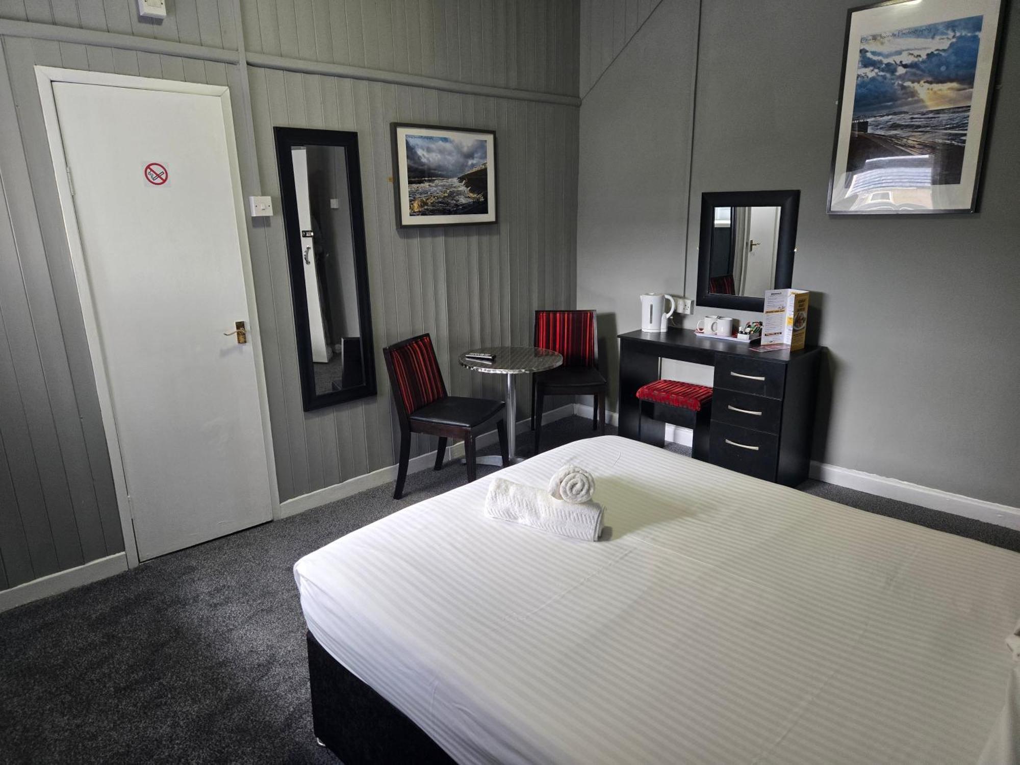 Peek-A-Booze - Budget Hotel - Adults Only 黑潭 外观 照片