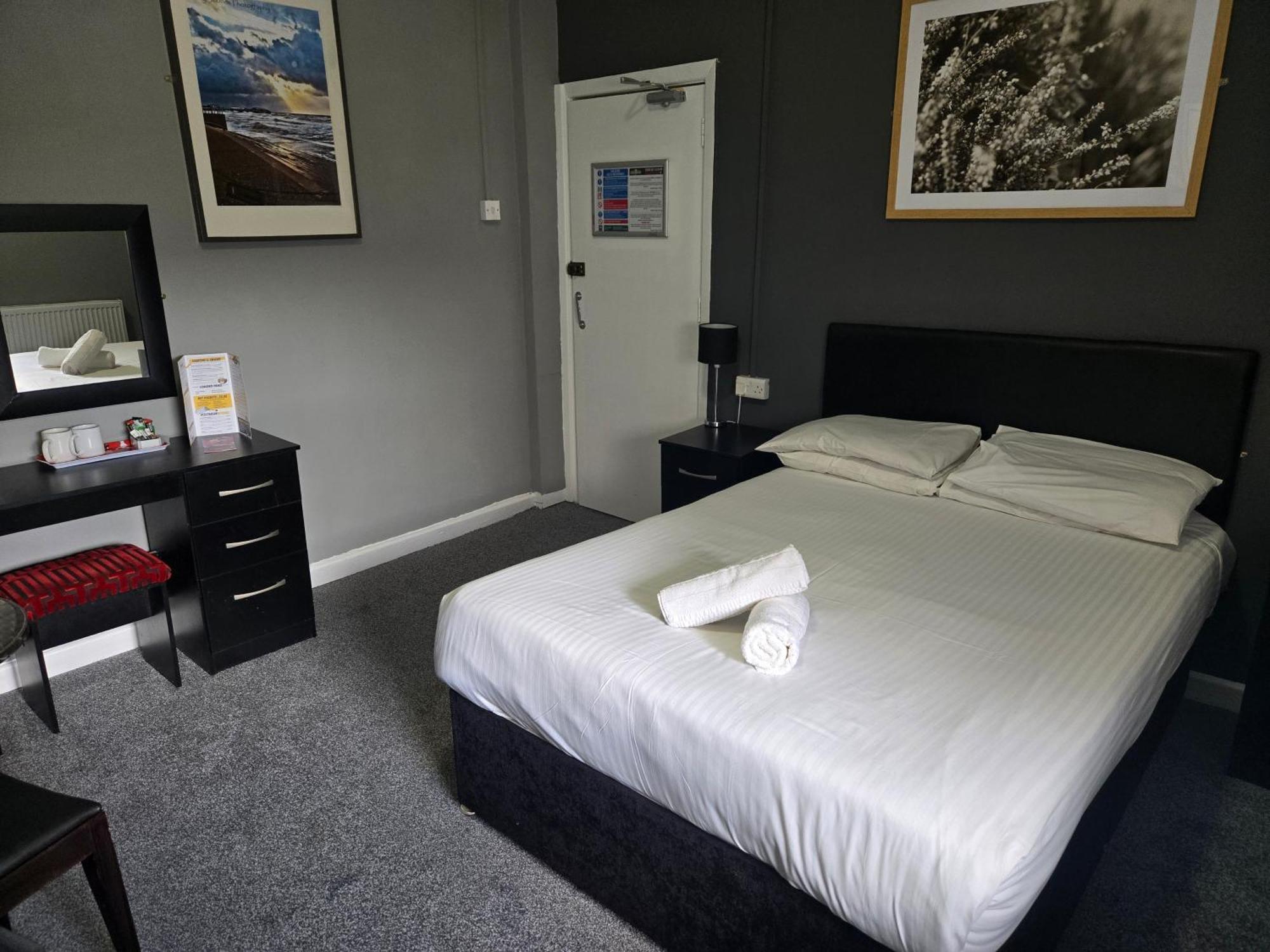 Peek-A-Booze - Budget Hotel - Adults Only 黑潭 外观 照片