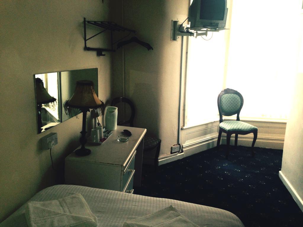 Peek-A-Booze - Budget Hotel - Adults Only 黑潭 客房 照片