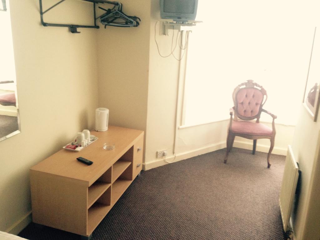 Peek-A-Booze - Budget Hotel - Adults Only 黑潭 客房 照片