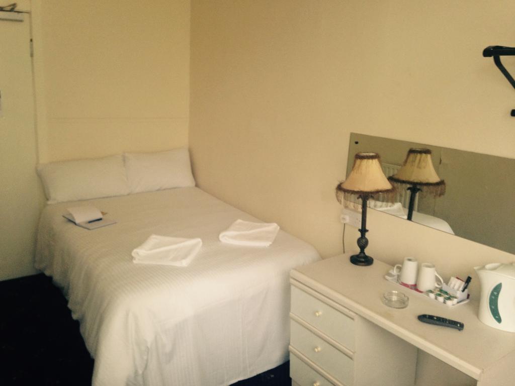 Peek-A-Booze - Budget Hotel - Adults Only 黑潭 客房 照片