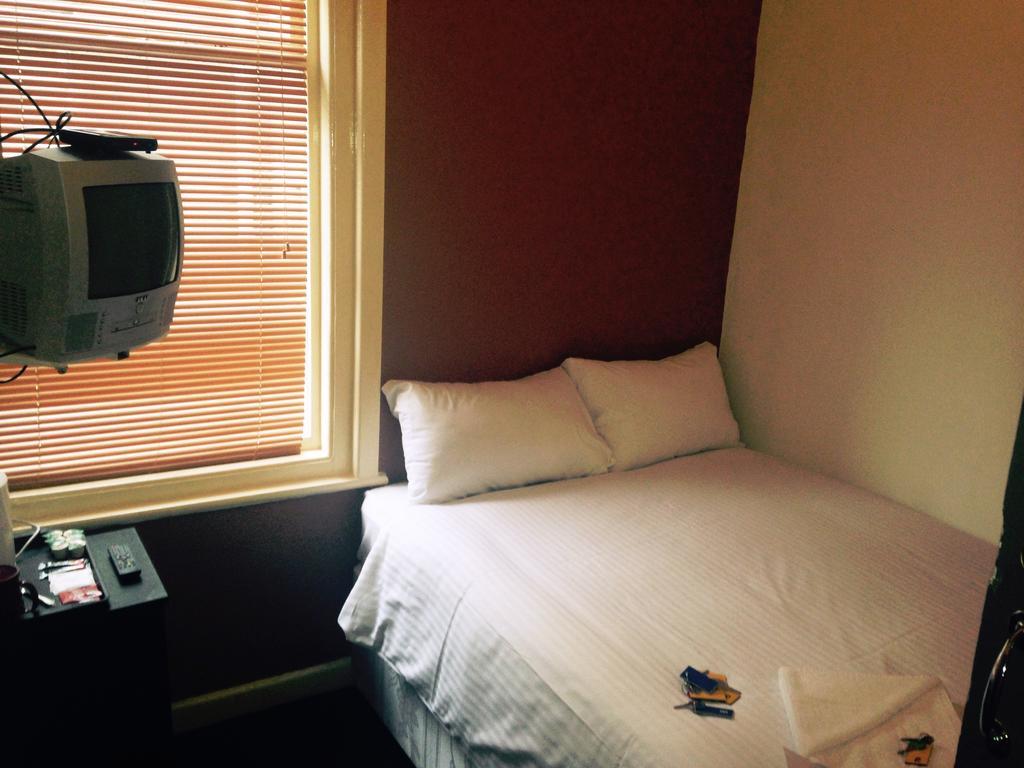 Peek-A-Booze - Budget Hotel - Adults Only 黑潭 客房 照片