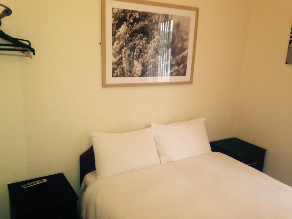 Peek-A-Booze - Budget Hotel - Adults Only 黑潭 客房 照片