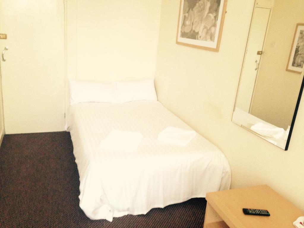Peek-A-Booze - Budget Hotel - Adults Only 黑潭 客房 照片