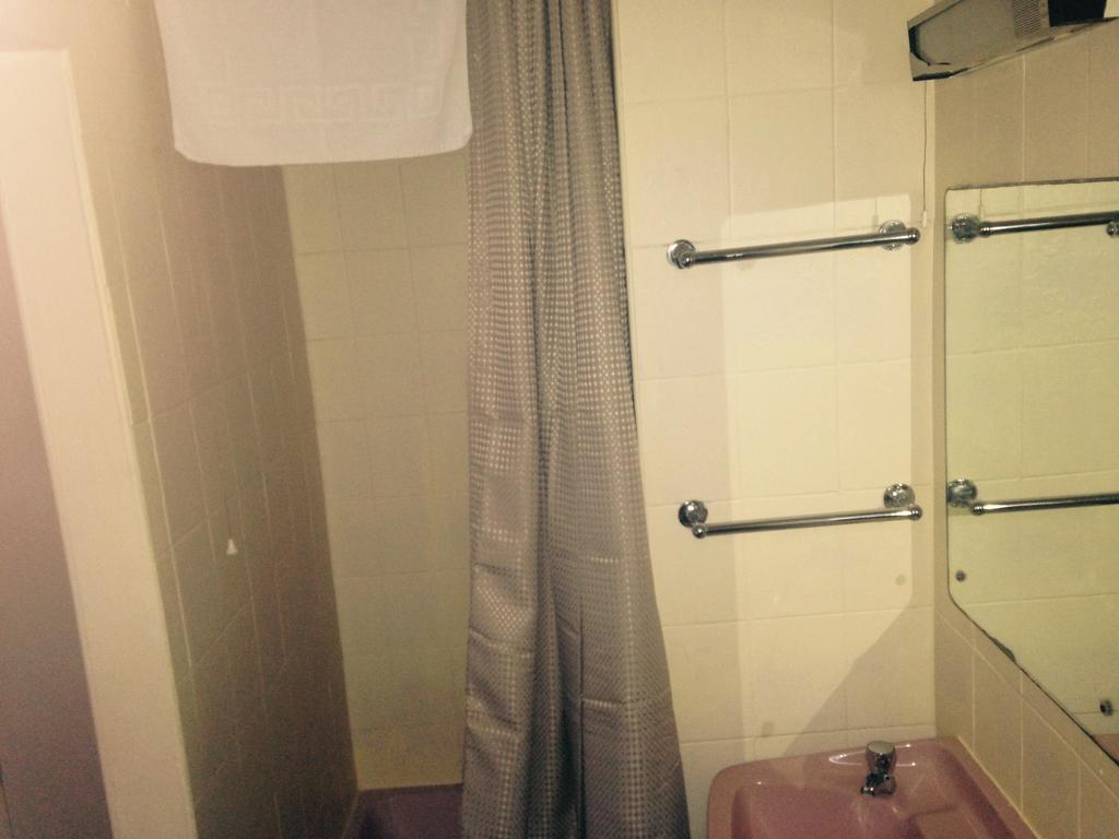 Peek-A-Booze - Budget Hotel - Adults Only 黑潭 客房 照片